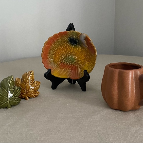 Fall table decor. Small plate, salt& pepper shakers & mug - Picture 3 of 3